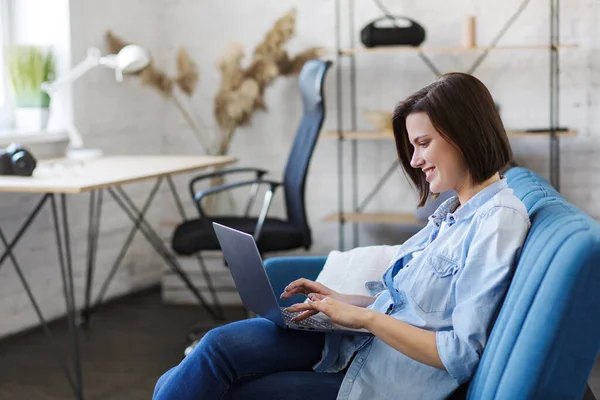 Jobbar hemifrån. Kommunikation online. Porträtt av leende kvinnlig frilansare med bärbar dator — Stockfoto