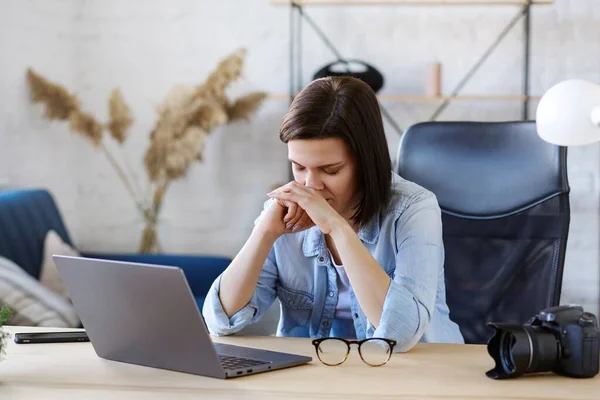 Freelancer cansado trabajando horas extras en casa office.Stenessed mujer de negocios tienen problemas financieros y la búsqueda de ideas para superar la crisis financiera. empresario en quiebra, Burnout y el concepto de exceso de trabajo —  Fotos de Stock