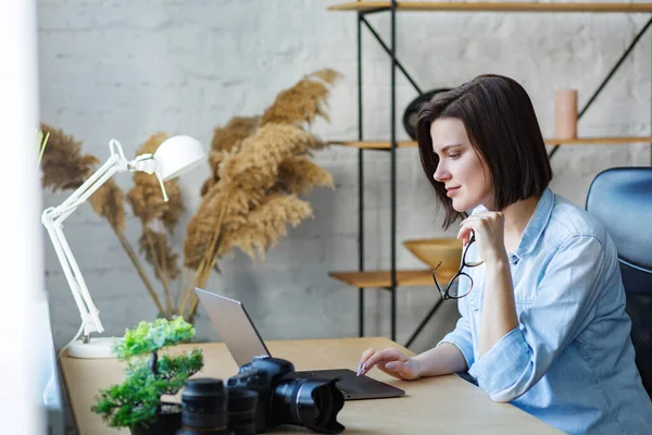 A trabalhar em casa. Comunicação online. Retrato de freelancer feminino sorridente usando laptop — Fotografia de Stock