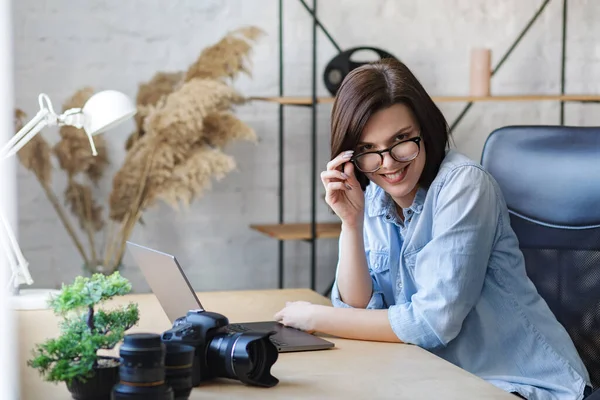 Jobbar hemifrån. Kommunikation online. Porträtt av leende kvinnlig frilansare med bärbar dator — Stockfoto