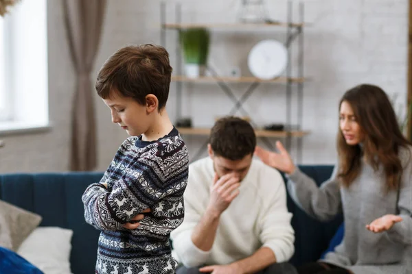 Ailesi arka planda kavga ederken üzgün küçük bir çocuk kendini üzgün hissediyor. Anne ve baba kavga eder. Aile içi anlaşmazlıklar ve boşanma çocukların psikolojik sorunlarına yol açar. Çocukların zihinsel rahatsızlıkları