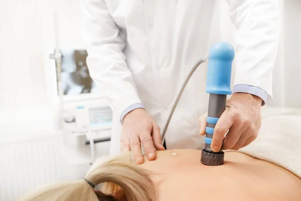 Terapia Extracorpórea por Ondas de Choque ESWT.Tratamento não cirúrgico.Fisioterapia para músculos do pescoço e das costas, coluna vertebral com ondas de choque.Alívio da dor, normalização e regeneração, processo de cicatrização da estimulação — Fotografia de Stock