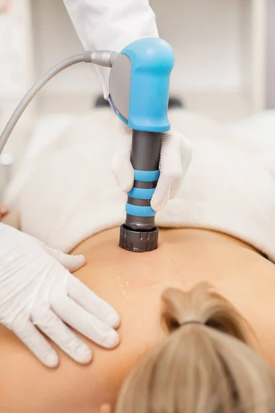 Extracorporeale Shockwave Therapie ESWT.Niet-chirurgische behandeling.Fysiotherapie voor nek-en rugspieren, wervelkolom met schokgolven.Pijnverlichting, normalisatie en regeneratie, stimulatie genezingsproces — Stockfoto