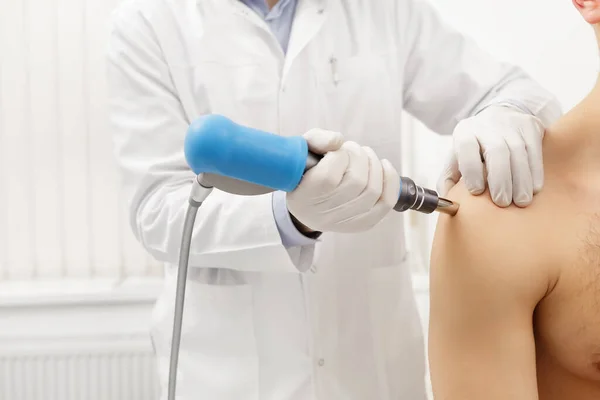 Extracorporeale Shockwave Therapie ESWT.Effectieve niet-chirurgische behandeling.Fysiotherapie voor schouder met schokgolven.Pijnverlichting, normalisatie en regeneratie, stimulatie van genezingsproces — Stockfoto