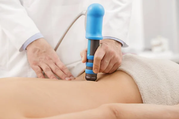 Extracorporeal Shockwave Therapy ESWT.Efftive non-cerrahi tedavi. Belden aşağısı için şok dalgalarıyla fizik tedavi. Ağrı kesici, normalleştirme ve yenilenme, iyileşme sürecinin uyarılması.