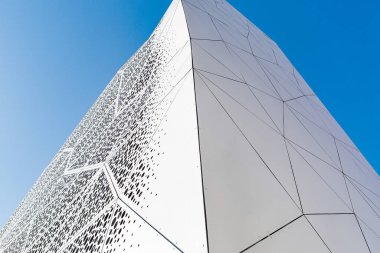 Geometrik gümüş arka plan eşkenar dörtgen, üçgen ve daireler. Modern gümüş arkaplan