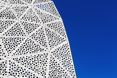 Geometrik gümüş arka plan eşkenar dörtgen, üçgen ve daireler. Modern gümüş arkaplan