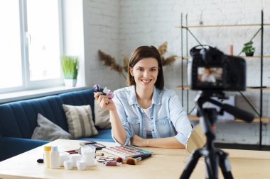 Genç bayan blogcu güzellik blogu için kozmetik hakkında özel bir video kaydediyor. Vlog oje test ediyor ve sosyal ağda canlı yayın yapıyor. Bloglama, video bloglama, makyaj konsepti