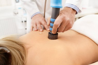 Extracorporeal Shockwave Therapy ESWT cerrahi olmayan tedavi. Boyun ve sırt kasları için fizik tedavi, şok dalgalarıyla omurga. Ağrı kesici, normalleşme ve yenilenme, canlandırma işlemleri, canlandırma süreci.
