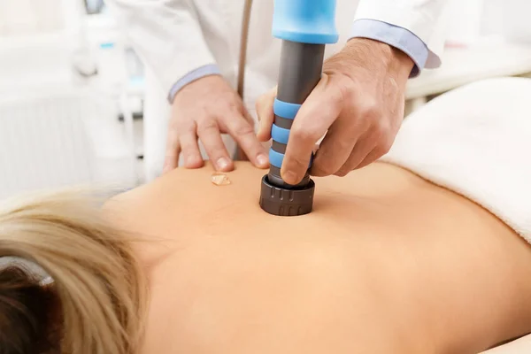 Terapia Extracorpórea por Ondas de Choque ESWT.Tratamento não cirúrgico.Fisioterapia para músculos do pescoço e das costas, coluna vertebral com ondas de choque.Alívio da dor, normalização e regeneração, processo de cicatrização da estimulação — Fotografia de Stock