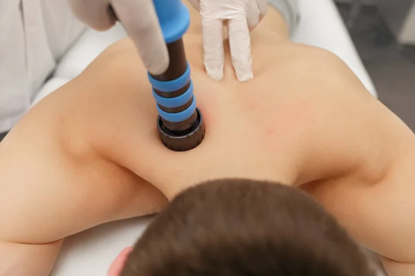 Terapia Extracorpórea por Ondas de Choque ESWT.Tratamento não cirúrgico.Fisioterapia para músculos do pescoço e das costas, coluna vertebral com ondas de choque.Alívio da dor, normalização e regeneração, processo de cicatrização da estimulação — Fotografia de Stock