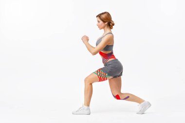 Kineziyoloji bandı. Hasta dizinde, kalçasında Kineziyoloji bandı olmalı.