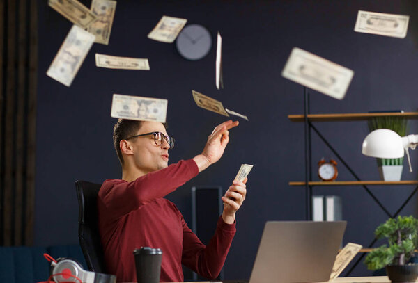 Я богат. Портрет молодого фрилансера или бизнесмена в доме
