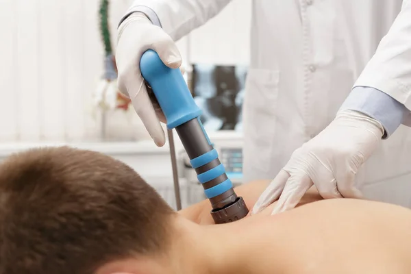 Extracorporeal Shockwave Therapy ESWT cerrahi olmayan tedavi. Boyun ve sırt kasları için fizik tedavi, şok dalgalarıyla omurga. Ağrı kesici, normalleşme ve yenilenme, canlandırma işlemleri, canlandırma süreci.