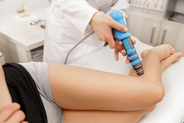 Extracorporeal Shockwave Terapisi ESWT. Cerrahi olmayan etkili bir tedavi. Şok dalgalarıyla hamburgerleme fizyoterapisi. Ağrı kesici, normalleştirme ve yenilenme, iyileşme sürecinin uyarılması.