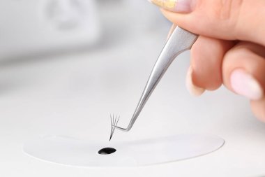 Kirpik uzatma aletleri. Sahte kirpikler. Kirpik uzatma için aksesuarlar. Kirpik yapıştırıcısı ve kavisli cımbız. Kirpik uzatma işlemi