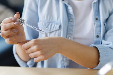 Genç bayan blogcu güzellik blogu için kozmetik hakkında özel bir video kaydediyor. Vlogger, hyaluronik asit serumunu test ediyor, evdeki sosyal ağa canlı video yayınlıyor. Bloglama, cilt bakımı kavramı