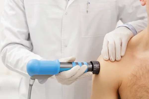 Extracorporeal Shockwave Therapy ESWT.Efftive non-cerrahi tedavi. Omuz için şok dalgalı fizyoterapi. Ağrı kesici, normalleştirme ve yenilenme, iyileşme sürecinin uyarılması.