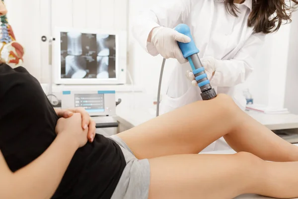 Extracorporální Shockwave terapie ESWT. Účinná nechirurgická léčba bolesti. Fyzikální terapie kolena s rázovými vlnami.Úleva od bolesti, normalizace a regenerace, stimulace hojení — Stock fotografie