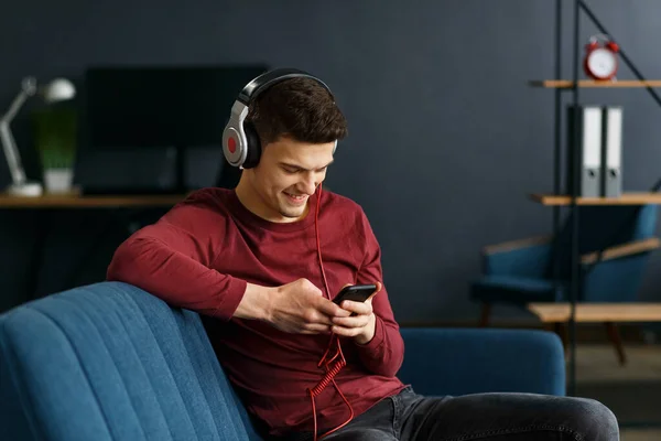 Disfruta escuchando música.Joven con auriculares escuchando música — Foto de Stock