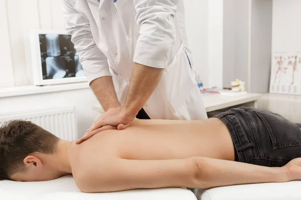 Terapeuta ręczny dokonujący ręcznej regulacji kręgosłupa pacjenta. Chiropraktyka, osteopatia, terapia manualna, rehabilitacja pourazowa, fizjoterapia sportowa. Medycyna alternatywna, koncepcja łagodzenia bólu — Zdjęcie stockowe