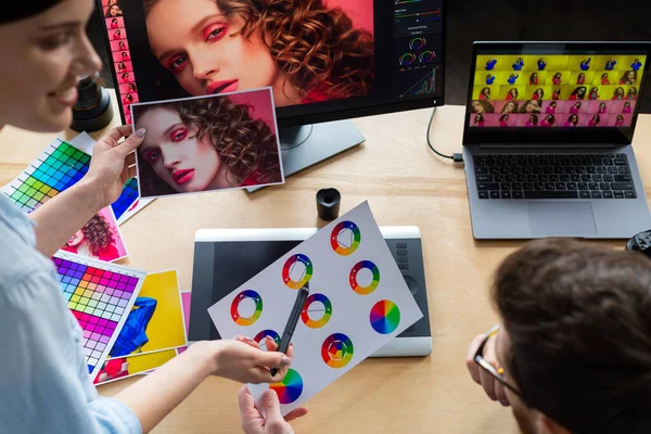 Professionals - fotograaf en retoucher. Afbeeldingen terugzetten op een grafische tablet. Teamwork in een professionele fotostudio — Stockfoto