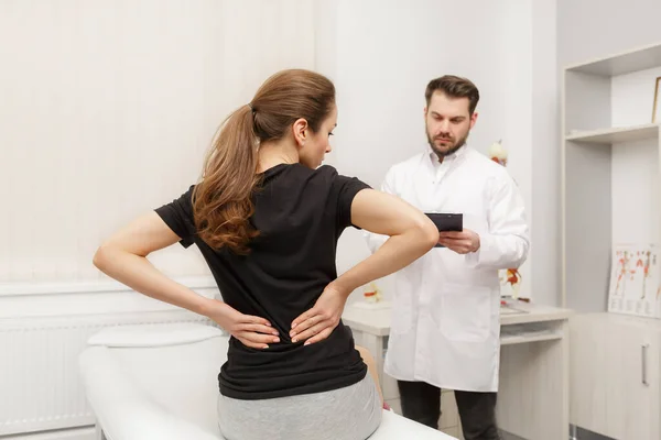 Médico masculino examinando paciente femenina que sufre de dolor de espalda. Examen médico. Quiropráctica, osteopatía, rehabilitación postraumática, fisioterapia deportiva. Medicina alternativa, concepto de alivio del dolor —  Fotos de Stock