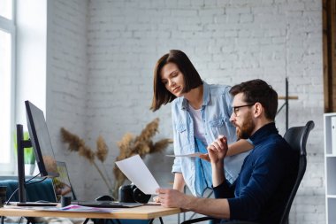 Ofiste dizüstü bilgisayar, monitör, grafik çizim tableti ve renk paleti ile çalışan fotoğrafçı ve grafik tasarımcısı. Reklam ajansında fikirleri tartışan bir ekip yaratmak. Görüntüler alınıyor. Takım çalışması.