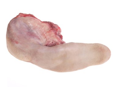 ham sığır eti dilim. Beyaz bir arka plan üzerinde izole.