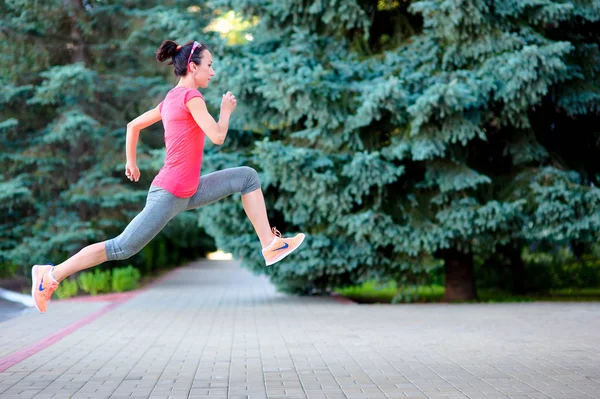 Mulher desportiva a correr e a saltar na rua. Atleta urbana feminina — Fotografia de Stock