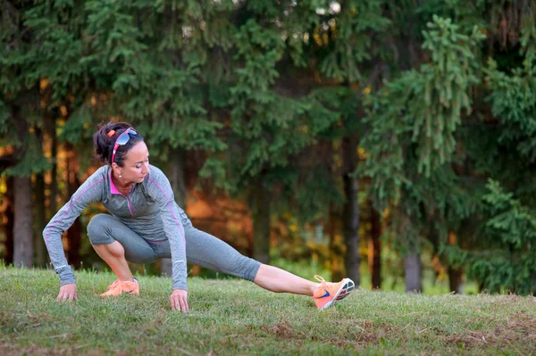 Gesunde junge Frau dehnt sich vor Fitness und Bewegung — Stockfoto