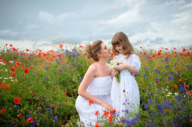 Brunet wh ile haşhaş alan sevimli genç kızı annesiyle