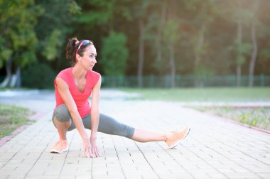atletik kadın doğada germe egzersiz yapmak. Sağlıklı yaşam