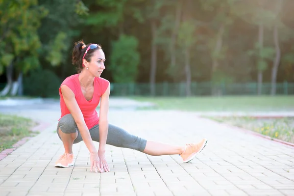 Athletische Frau beim Stretching in der Natur. Gesundes Leben — Stockfoto