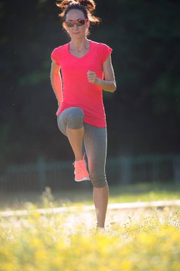 Sportif kadın egzersiz, açık havada egzersiz 