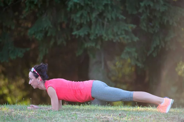 Schlanke, schöne athletische Frau beim Planken — Stockfoto