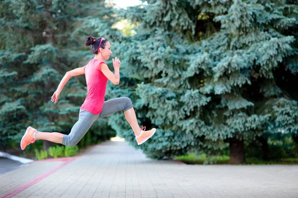 Atleta mulher correndo e pulando em treinamento. Atleta urbana feminina — Fotografia de Stock