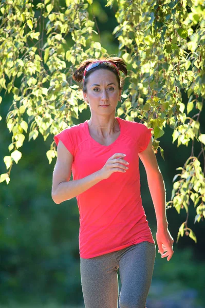 Corredor executando fitness ao ar livre saudável estilo de vida mulher treino . — Fotografia de Stock