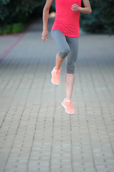 Jovem Mulher Alongando Pernas Preparando Para Uma Maratona — Fotografia de Stock