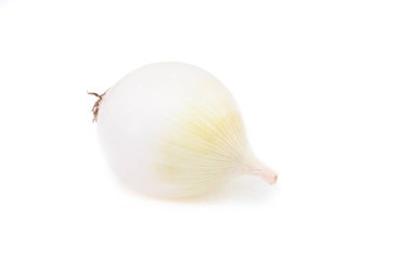 Beyaz arkaplanda soğan izole edildi
