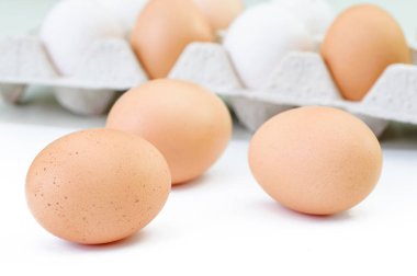 Yumurta beyaz arka plan üzerinde Masası'nda kadar kapatın.