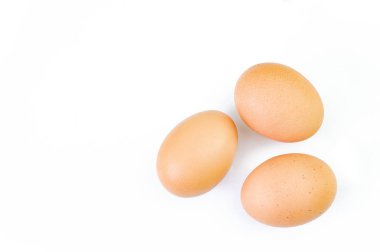Üç yumurta beyaz bir arka plan üzerinde izole