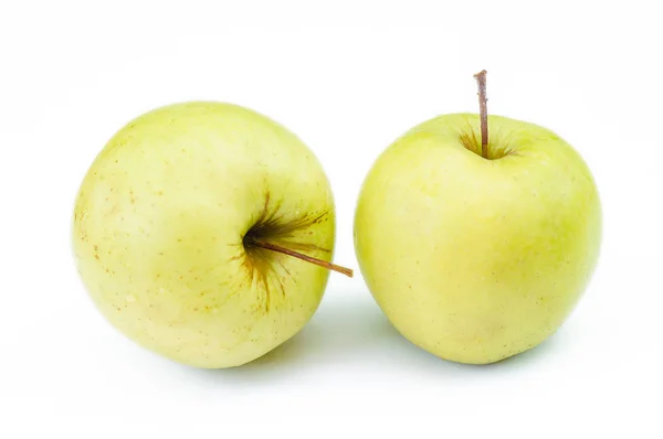 Perfekte frische grüne Äpfel isoliert auf weißem Hintergrund — Stockfoto