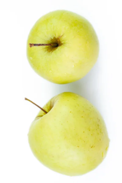 Pomme verte mûre isolée sur fond blanc — Photo