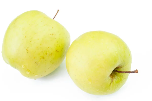 Zwei grüne Äpfel, isoliert auf weißem Hintergrund — Stockfoto