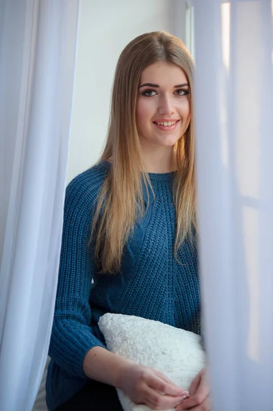 Pencerenin önünde oturan ve dinlenme çekici genç kadın