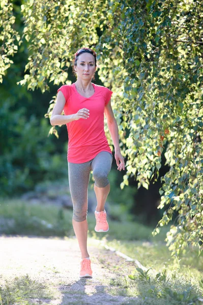 Atleta corredor vestindo roupas esportivas coloridas correndo em direção camer — Fotografia de Stock