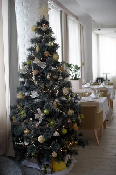 Рождественская елка в ресторане — стоковое фото