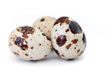 Üç bıldırcın yumurtası, makro atış, beyaz