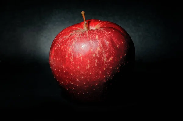 Roter Apfel auf schwarzem Hintergrund — Stockfoto